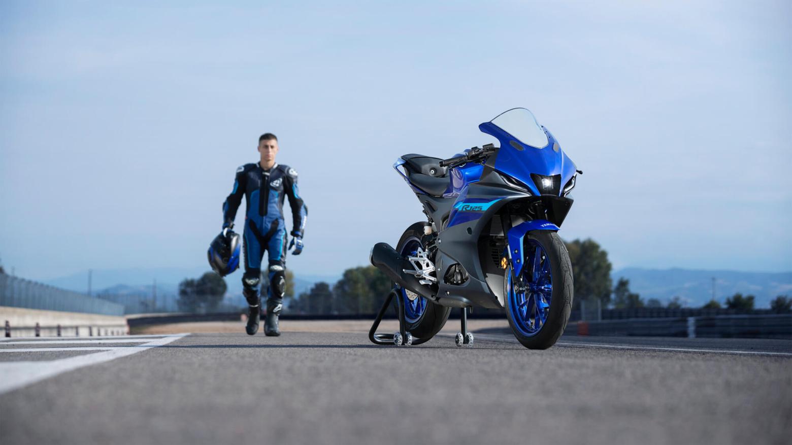 YAMAHA R125 Motosiklet Özellikleri : YAMAHA R125 15hp Güç, 11.5nm. Tork, 135km/h Top Speed, 125cc Motor Hacmi,  Fiyat : 232000TL Fiyat, , 144kg Ağırlık, Ön - Arka (Hidrolik Tekli Fren Diski) Fren, 100/80-17 M/C -  140/70-17 M/C