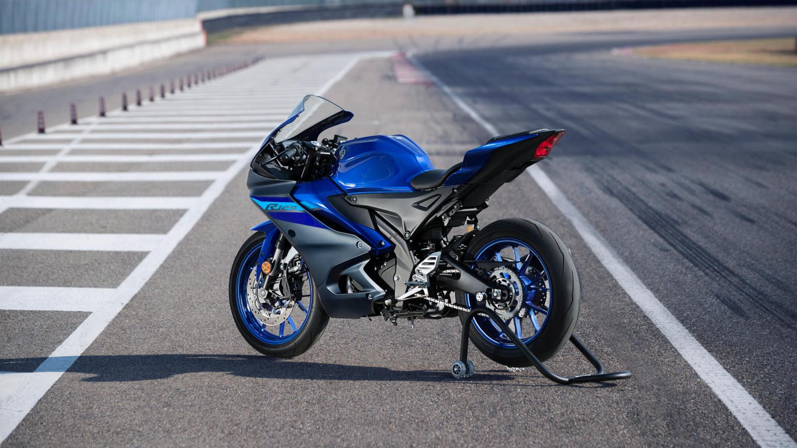 YAMAHA R125 Motosiklet Özellikleri : YAMAHA R125 15hp Güç, 11.5nm. Tork, 135km/h Top Speed, 125cc Motor Hacmi,  Fiyat : 232000TL Fiyat, , 144kg Ağırlık, Ön - Arka (Hidrolik Tekli Fren Diski) Fren, 100/80-17 M/C -  140/70-17 M/C