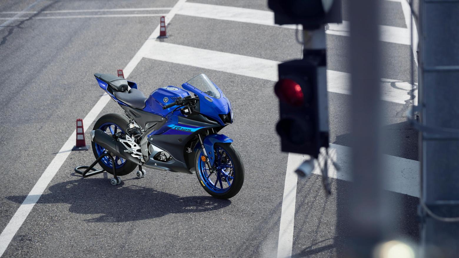 YAMAHA R125 Motosiklet Özellikleri : YAMAHA R125 15hp Güç, 11.5nm. Tork, 135km/h Top Speed, 125cc Motor Hacmi,  Fiyat : 232000TL Fiyat, , 144kg Ağırlık, Ön - Arka (Hidrolik Tekli Fren Diski) Fren, 100/80-17 M/C -  140/70-17 M/C