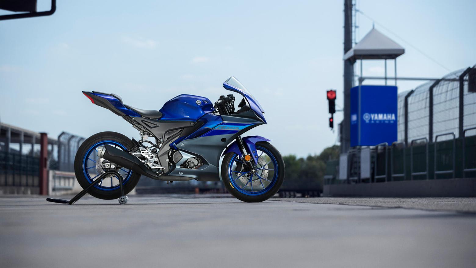 YAMAHA R125 Motosiklet Özellikleri : YAMAHA R125 15hp Güç, 11.5nm. Tork, 135km/h Top Speed, 125cc Motor Hacmi,  Fiyat : 232000TL Fiyat, , 144kg Ağırlık, Ön - Arka (Hidrolik Tekli Fren Diski) Fren, 100/80-17 M/C -  140/70-17 M/C