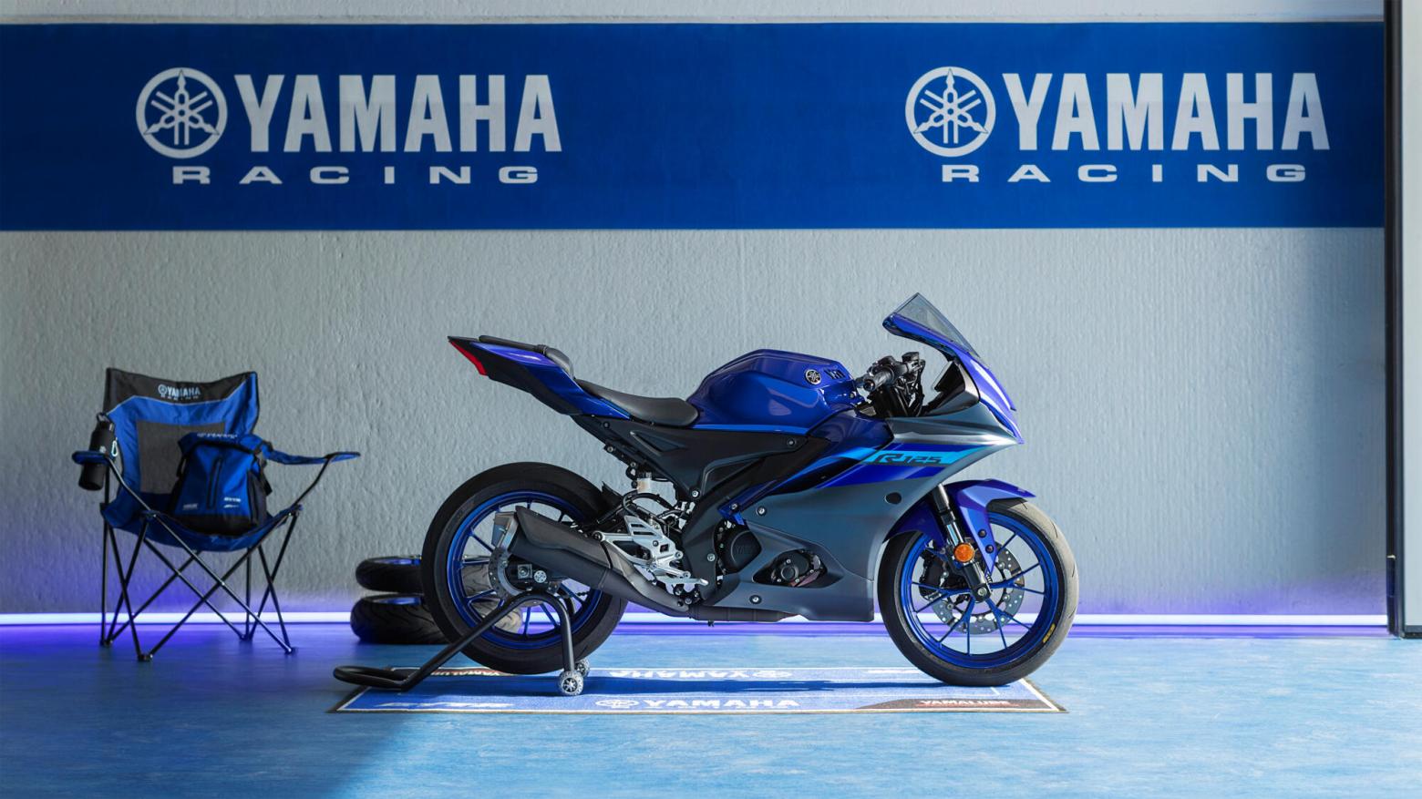 YAMAHA R125 Motosiklet Özellikleri : YAMAHA R125 15hp Güç, 11.5nm. Tork, 135km/h Top Speed, 125cc Motor Hacmi,  Fiyat : 232000TL Fiyat, , 144kg Ağırlık, Ön - Arka (Hidrolik Tekli Fren Diski) Fren, 100/80-17 M/C -  140/70-17 M/C