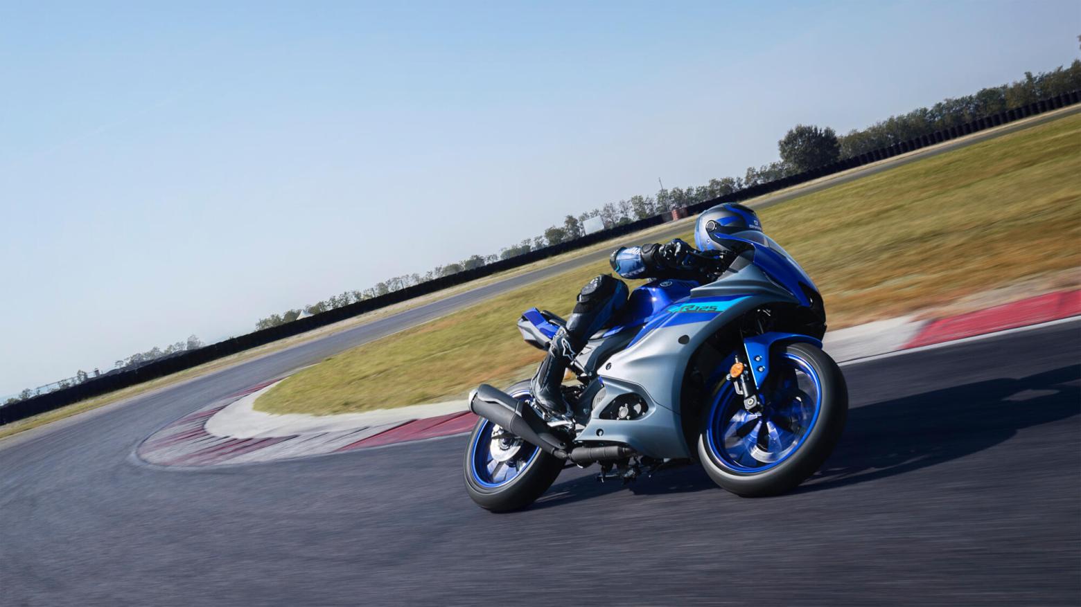 YAMAHA R125 Motosiklet Özellikleri : YAMAHA R125 15hp Güç, 11.5nm. Tork, 135km/h Top Speed, 125cc Motor Hacmi,  Fiyat : 232000TL Fiyat, , 144kg Ağırlık, Ön - Arka (Hidrolik Tekli Fren Diski) Fren, 100/80-17 M/C -  140/70-17 M/C