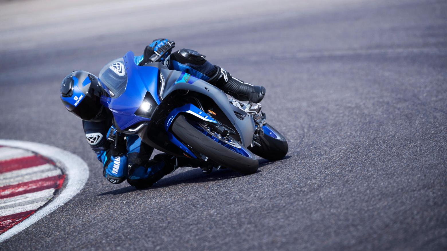 YAMAHA R125 Motosiklet Özellikleri : YAMAHA R125 15hp Güç, 11.5nm. Tork, 135km/h Top Speed, 125cc Motor Hacmi,  Fiyat : 232000TL Fiyat, , 144kg Ağırlık, Ön - Arka (Hidrolik Tekli Fren Diski) Fren, 100/80-17 M/C -  140/70-17 M/C
