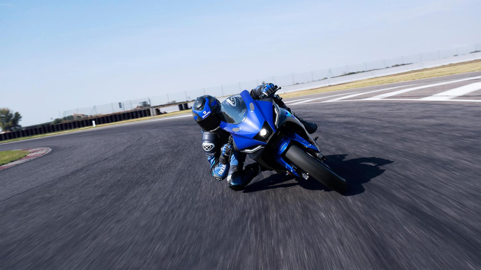 YAMAHA R125 Motosiklet Özellikleri : YAMAHA R125 15hp Güç, 11.5nm. Tork, 135km/h Top Speed, 125cc Motor Hacmi,  Fiyat : 232000TL Fiyat, , 144kg Ağırlık, Ön - Arka (Hidrolik Tekli Fren Diski) Fren, 100/80-17 M/C -  140/70-17 M/C