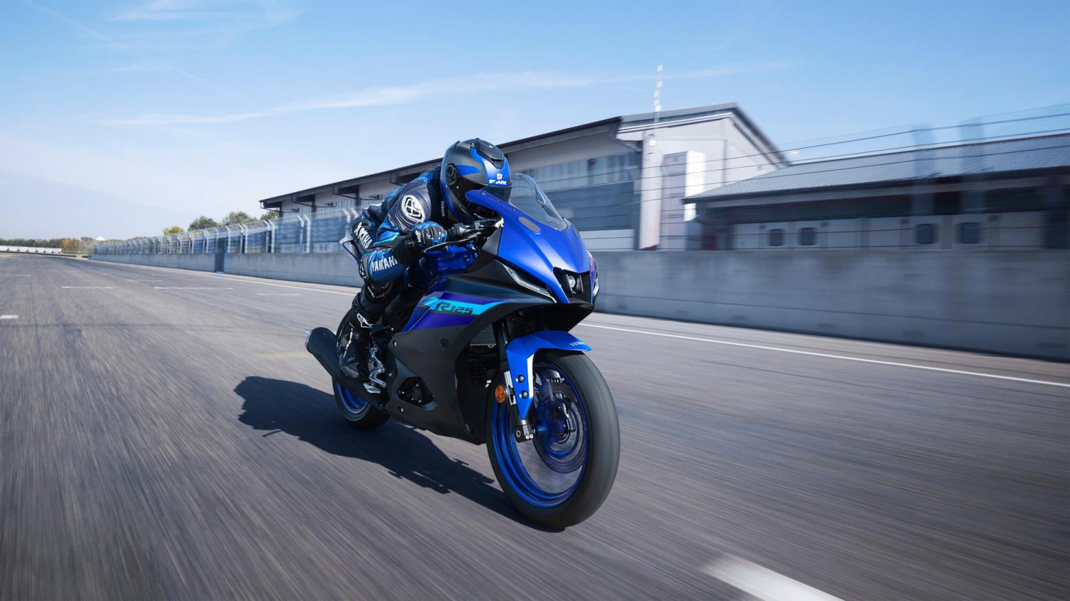 YAMAHA R125 Motosiklet Özellikleri : YAMAHA R125 15hp Güç, 11.5nm. Tork, 135km/h Top Speed, 125cc Motor Hacmi,  Fiyat : 232000TL Fiyat, , 144kg Ağırlık, Ön - Arka (Hidrolik Tekli Fren Diski) Fren, 100/80-17 M/C -  140/70-17 M/C