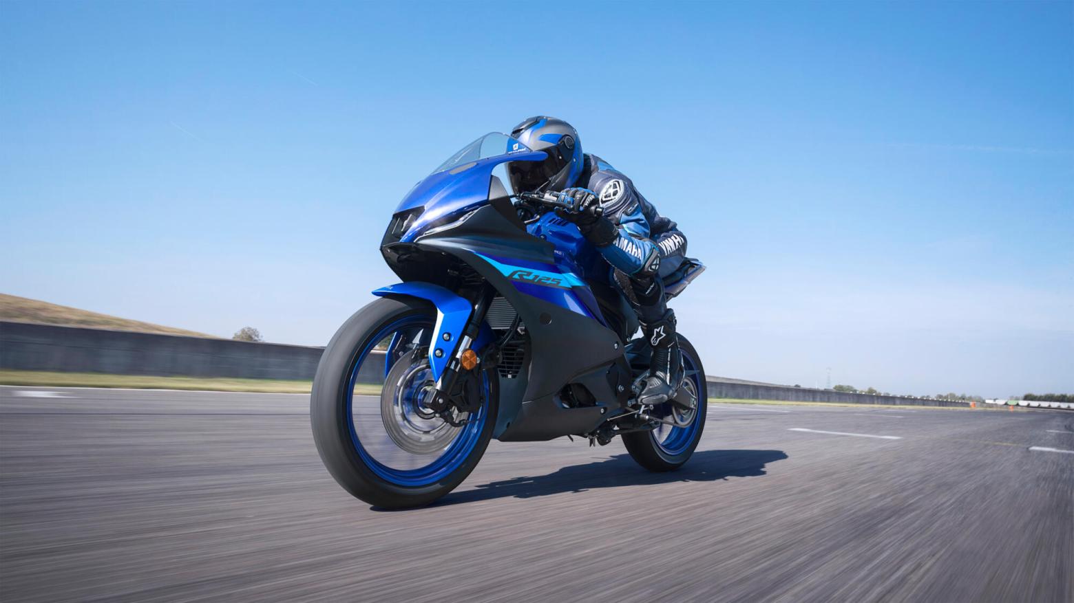 YAMAHA R125 Motosiklet Özellikleri : YAMAHA R125 15hp Güç, 11.5nm. Tork, 135km/h Top Speed, 125cc Motor Hacmi,  Fiyat : 232000TL Fiyat, , 144kg Ağırlık, Ön - Arka (Hidrolik Tekli Fren Diski) Fren, 100/80-17 M/C -  140/70-17 M/C