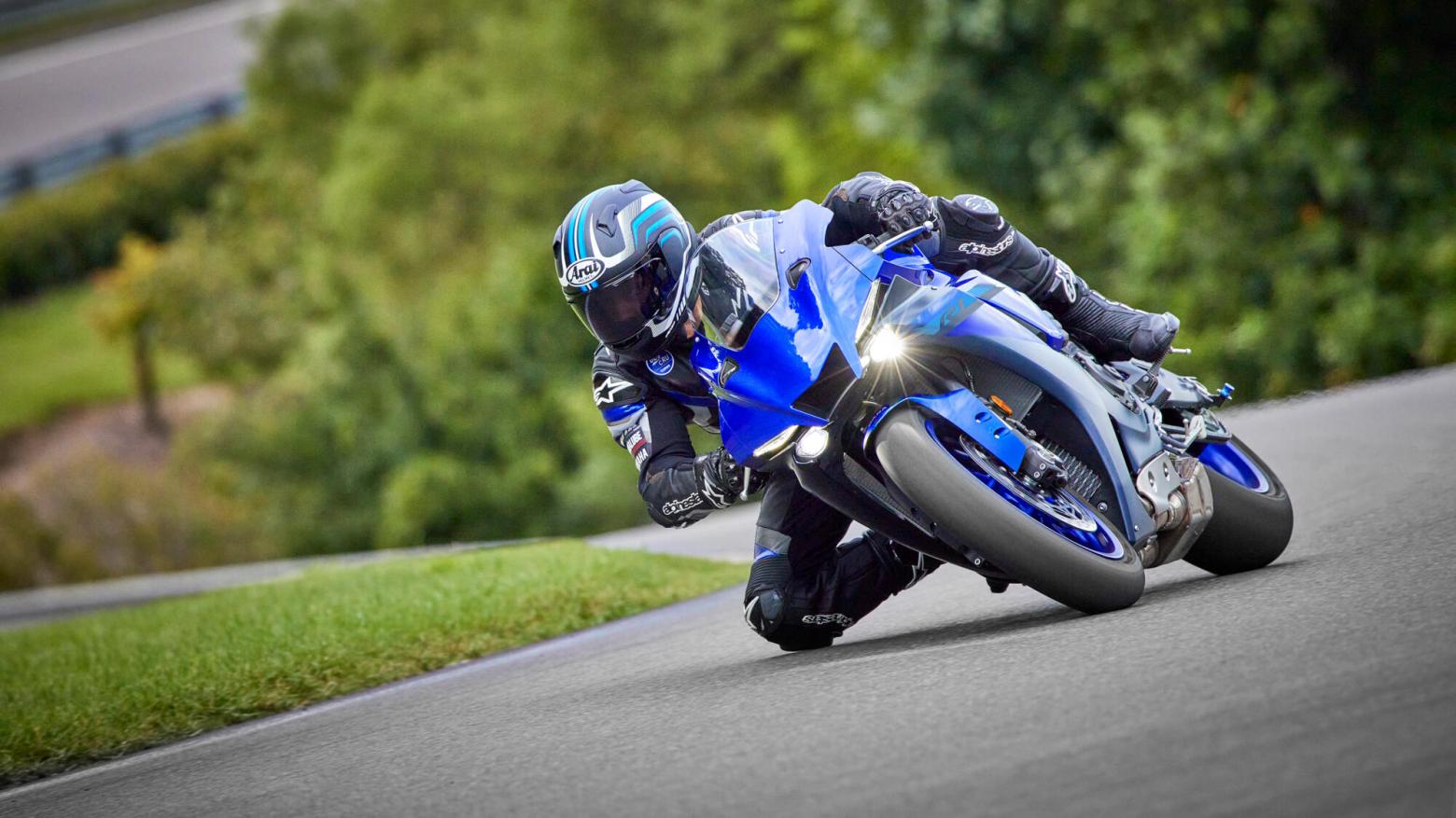 Yamaha R1 Motosiklet Özellikleri : Yamaha R1 200hp Güç, 113.3nm. Tork, 340km/h Top Speed, 1000cc Motor Hacmi,  Fiyat : 1012500TL Fiyat, , 201kg Ağırlık, ÖN Hidrolik çift disk, Ø320 mm, ARKA Hidrolik tek disk, Ø220 mm Fren, ÖN 120/70 ZR17M/C (58W), ARKA 190/55 ZR17M/C (78W) (BRİDGESTONE)