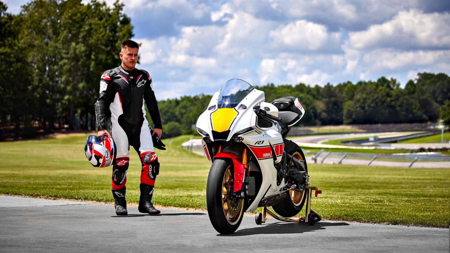 Yamaha R1 World GP 60th Anniversary Motosiklet Özellikleri : Yamaha R1 World GP 60th Anniversary 200hp Güç, 113.3nm. Tork, 350km/h Top Speed, 1000cc Üstü,  Fiyat : 1031500TL Fiyat, , 201kg Ağırlık, ÖN Hidrolik çift disk, Ø320 mm, ARKA Hidrolik tek disk, Ø220 mm Fren, ÖN 120/70 ZR17M/C (58W), ARKA 190/55 ZR17M/C (78W) (BRİDGESTONE)