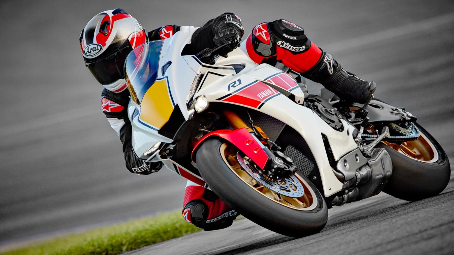 Yamaha R1 World GP 60th Anniversary Motosiklet Özellikleri : Yamaha R1 World GP 60th Anniversary 200hp Güç, 113.3nm. Tork, 350km/h Top Speed, 1000cc Üstü,  Fiyat : 1031500TL Fiyat, , 201kg Ağırlık, ÖN Hidrolik çift disk, Ø320 mm, ARKA Hidrolik tek disk, Ø220 mm Fren, ÖN 120/70 ZR17M/C (58W), ARKA 190/55 ZR17M/C (78W) (BRİDGESTONE)