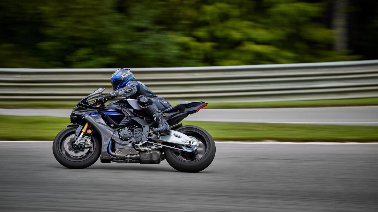 Yamaha R1M Motosiklet Özellikleri : Yamaha R1M 200hp Güç, 113.3nm. Tork, 350km/h Top Speed, 1000cc Motor Hacmi,  Fiyat : 159500TL Fiyat, , 202kg Ağırlık, ÖN Hidrolik çift disk, Ø320 mm, ARKA Hidrolik tek disk, Ø220 mm Fren, ÖN 120/70 ZR17M/C (58W), ARKA 200/55 ZR17M/C (78W) (BRİDGESTONE)