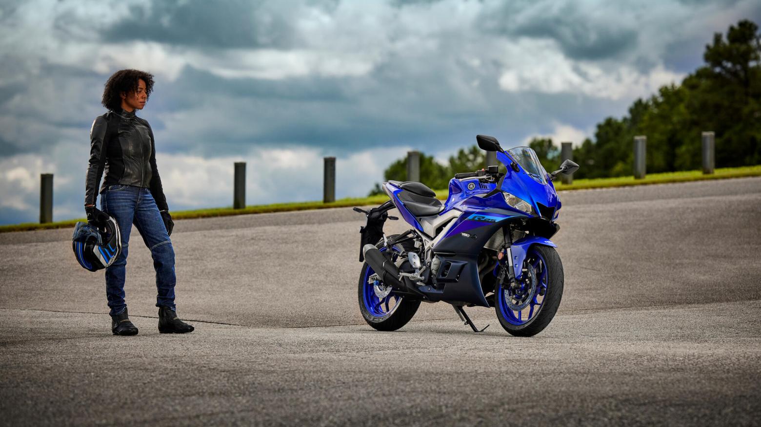 Yamaha R25 Motosiklet Özellikleri : Yamaha R25 35.9hp Güç, 22.6nm. Tork, 193km/h Top Speed, 250cc Motor Hacmi,  Fiyat : 282000TL Fiyat, , 156kg Ağırlık, Ön hidrolik tek disk 298 mm, arka hidrolik tek disk 220 mm ABS (Nissen Kaliperler) Fren, 110/70-17 ön, 140/70-17 arka lastik ebatları