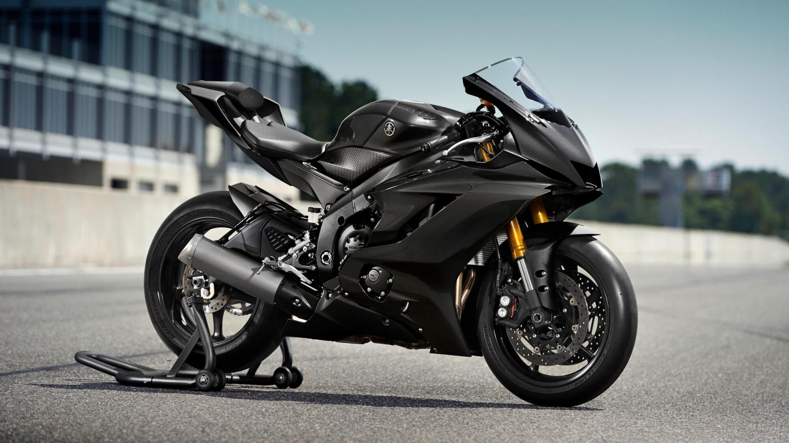 Yamaha R6 Motosiklet Özellikleri : Yamaha R6 124hp Güç, 65.7nm. Tork, 280km/h Top Speed, 600cc Motor Hacmi,  Fiyat : 750000TL Fiyat, , 172kg Ağırlık, Ön Arka Disk Abs Fren, Ön120/70ZR17MC(58W) Arka 190/55 ZR17M/C (75W)