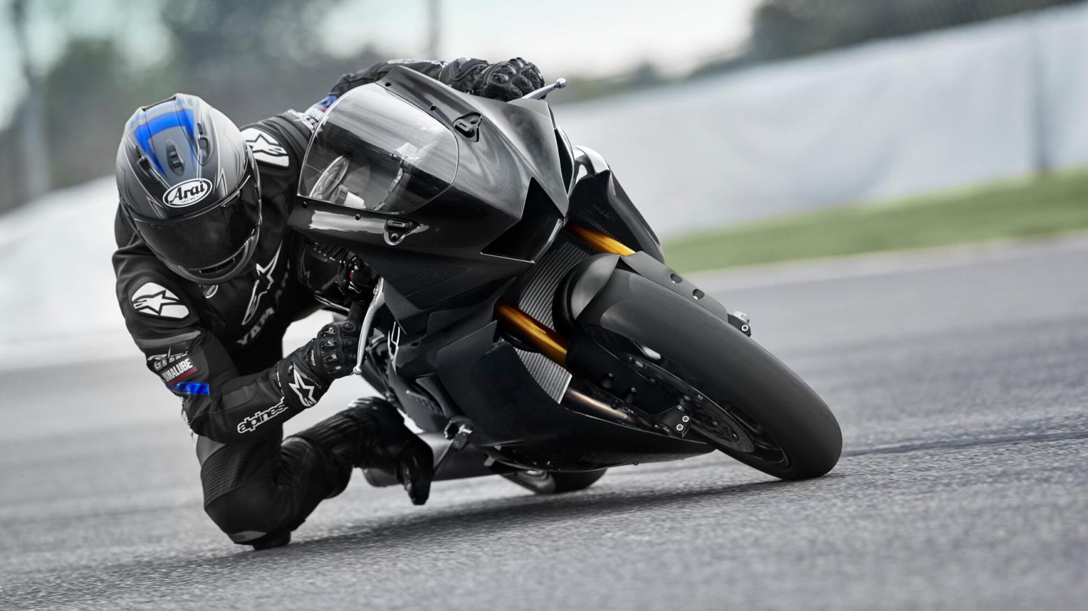 Yamaha R6 Motosiklet Özellikleri : Yamaha R6 124hp Güç, 65.7nm. Tork, 280km/h Top Speed, 600cc Motor Hacmi,  Fiyat : 750000TL Fiyat, , 172kg Ağırlık, Ön Arka Disk Abs Fren, Ön120/70ZR17MC(58W) Arka 190/55 ZR17M/C (75W)