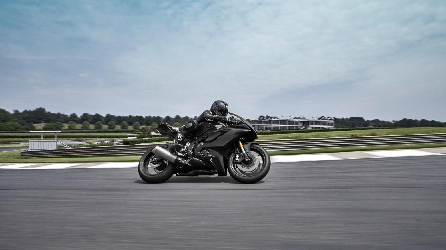 Yamaha R6 Motosiklet Özellikleri : Yamaha R6 124hp Güç, 65.7nm. Tork, 280km/h Top Speed, 600cc Motor Hacmi,  Fiyat : 750000TL Fiyat, , 172kg Ağırlık, Ön Arka Disk Abs Fren, Ön120/70ZR17MC(58W) Arka 190/55 ZR17M/C (75W)