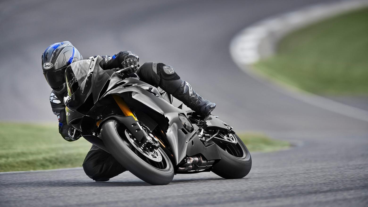 Yamaha R6 Motosiklet Özellikleri : Yamaha R6 124hp Güç, 65.7nm. Tork, 280km/h Top Speed, 600cc Motor Hacmi,  Fiyat : 750000TL Fiyat, , 172kg Ağırlık, Ön Arka Disk Abs Fren, Ön120/70ZR17MC(58W) Arka 190/55 ZR17M/C (75W)