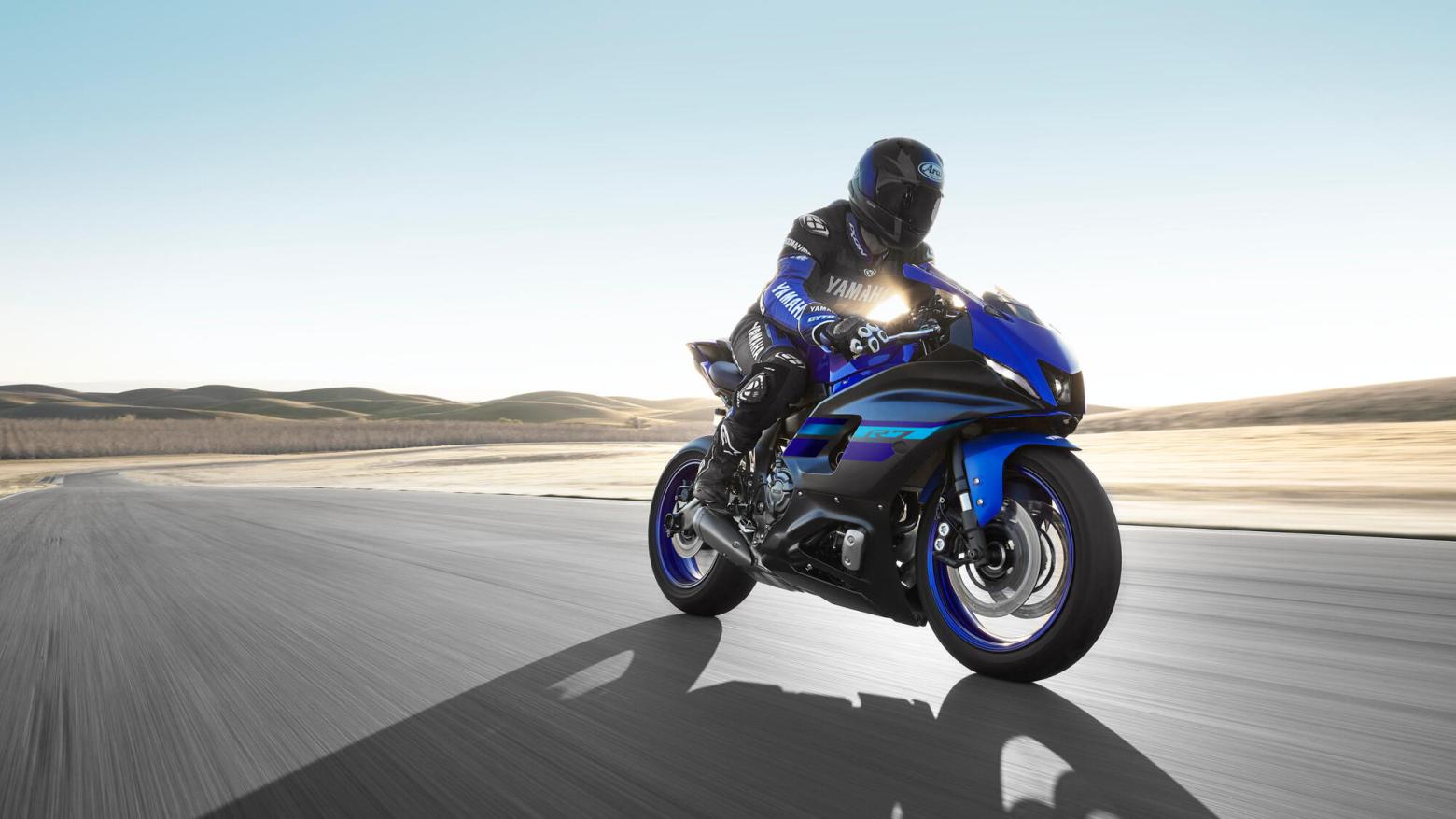 Yamaha R7 Motosiklet Özellikleri : Yamaha R7 72.4hp Güç, 67nm. Tork, 235km/h Top Speed, 700cc Motor Hacmi,  Fiyat : 453300TL Fiyat, , 188kg Ağırlık, Ön Arka Disk Abs Fren, 120/70ZR17M/C (58W) 180/55ZR17M/C (73W) T