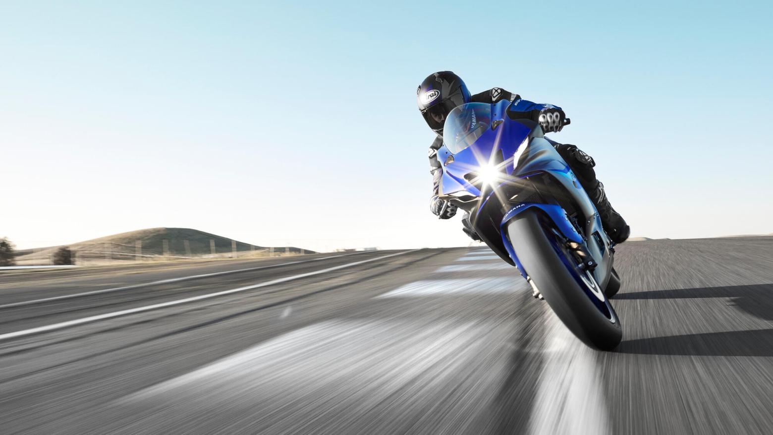 Yamaha R7 Motosiklet Özellikleri : Yamaha R7 72.4hp Güç, 67nm. Tork, 235km/h Top Speed, 700cc Motor Hacmi,  Fiyat : 453300TL Fiyat, , 188kg Ağırlık, Ön Arka Disk Abs Fren, 120/70ZR17M/C (58W) 180/55ZR17M/C (73W) T