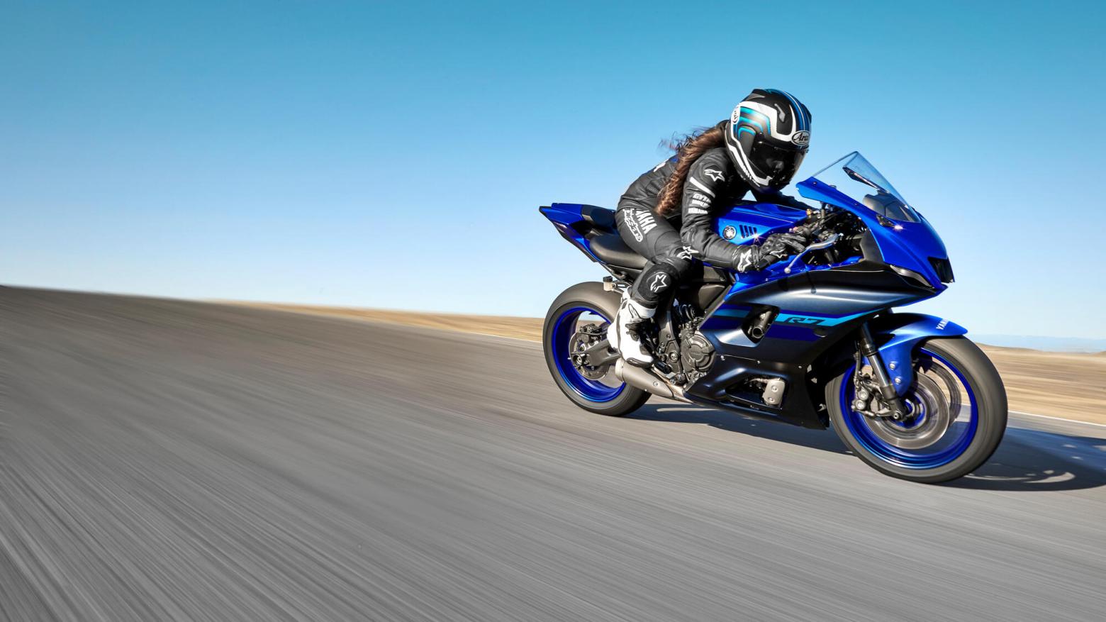 Yamaha R7 Motosiklet Özellikleri : Yamaha R7 72.4hp Güç, 67nm. Tork, 235km/h Top Speed, 700cc Motor Hacmi,  Fiyat : 453300TL Fiyat, , 188kg Ağırlık, Ön Arka Disk Abs Fren, 120/70ZR17M/C (58W) 180/55ZR17M/C (73W) T