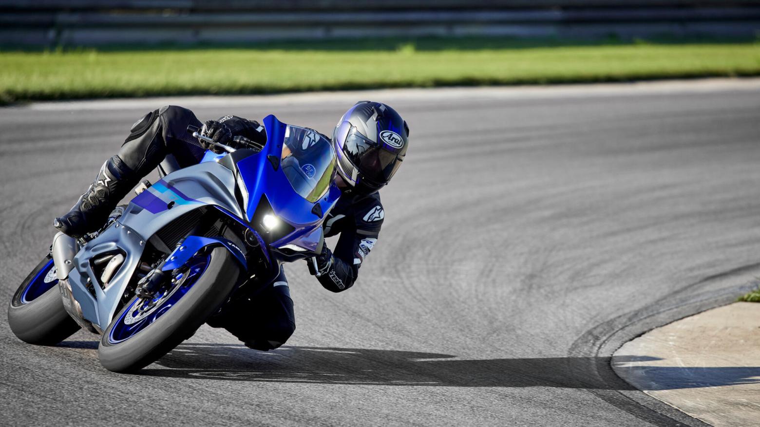 Yamaha R7 Motosiklet Özellikleri : Yamaha R7 72.4hp Güç, 67nm. Tork, 235km/h Top Speed, 700cc Motor Hacmi,  Fiyat : 453300TL Fiyat, , 188kg Ağırlık, Ön Arka Disk Abs Fren, 120/70ZR17M/C (58W) 180/55ZR17M/C (73W) T