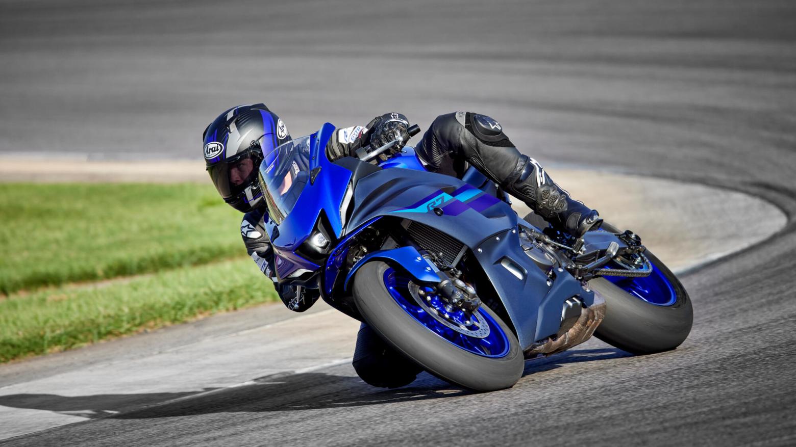 Yamaha R7 Motosiklet Özellikleri : Yamaha R7 72.4hp Güç, 67nm. Tork, 235km/h Top Speed, 700cc Motor Hacmi,  Fiyat : 453300TL Fiyat, , 188kg Ağırlık, Ön Arka Disk Abs Fren, 120/70ZR17M/C (58W) 180/55ZR17M/C (73W) T