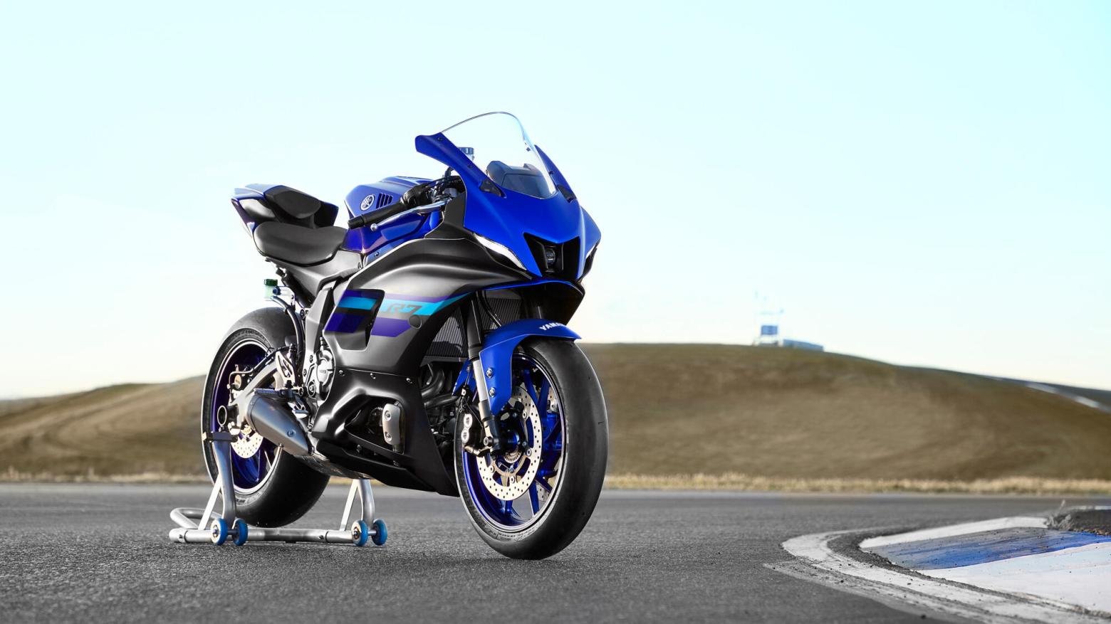 Yamaha R7 Motosiklet Özellikleri : Yamaha R7 72.4hp Güç, 67nm. Tork, 235km/h Top Speed, 700cc Motor Hacmi,  Fiyat : 453300TL Fiyat, , 188kg Ağırlık, Ön Arka Disk Abs Fren, 120/70ZR17M/C (58W) 180/55ZR17M/C (73W) T