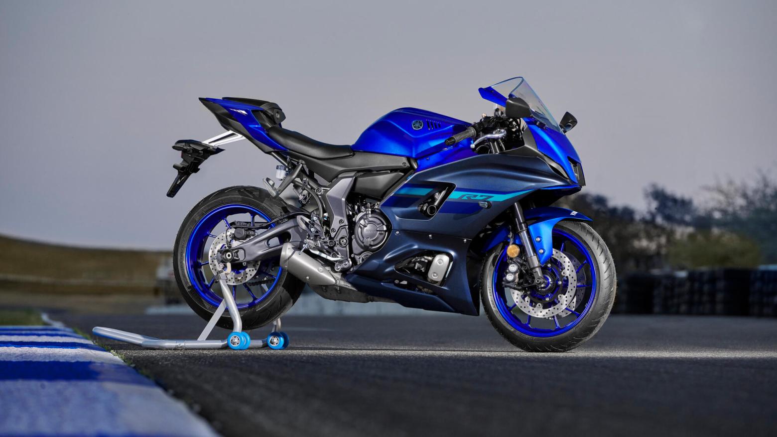 Yamaha R7 Motosiklet Özellikleri : Yamaha R7 72.4hp Güç, 67nm. Tork, 235km/h Top Speed, 700cc Motor Hacmi,  Fiyat : 453300TL Fiyat, , 188kg Ağırlık, Ön Arka Disk Abs Fren, 120/70ZR17M/C (58W) 180/55ZR17M/C (73W) T