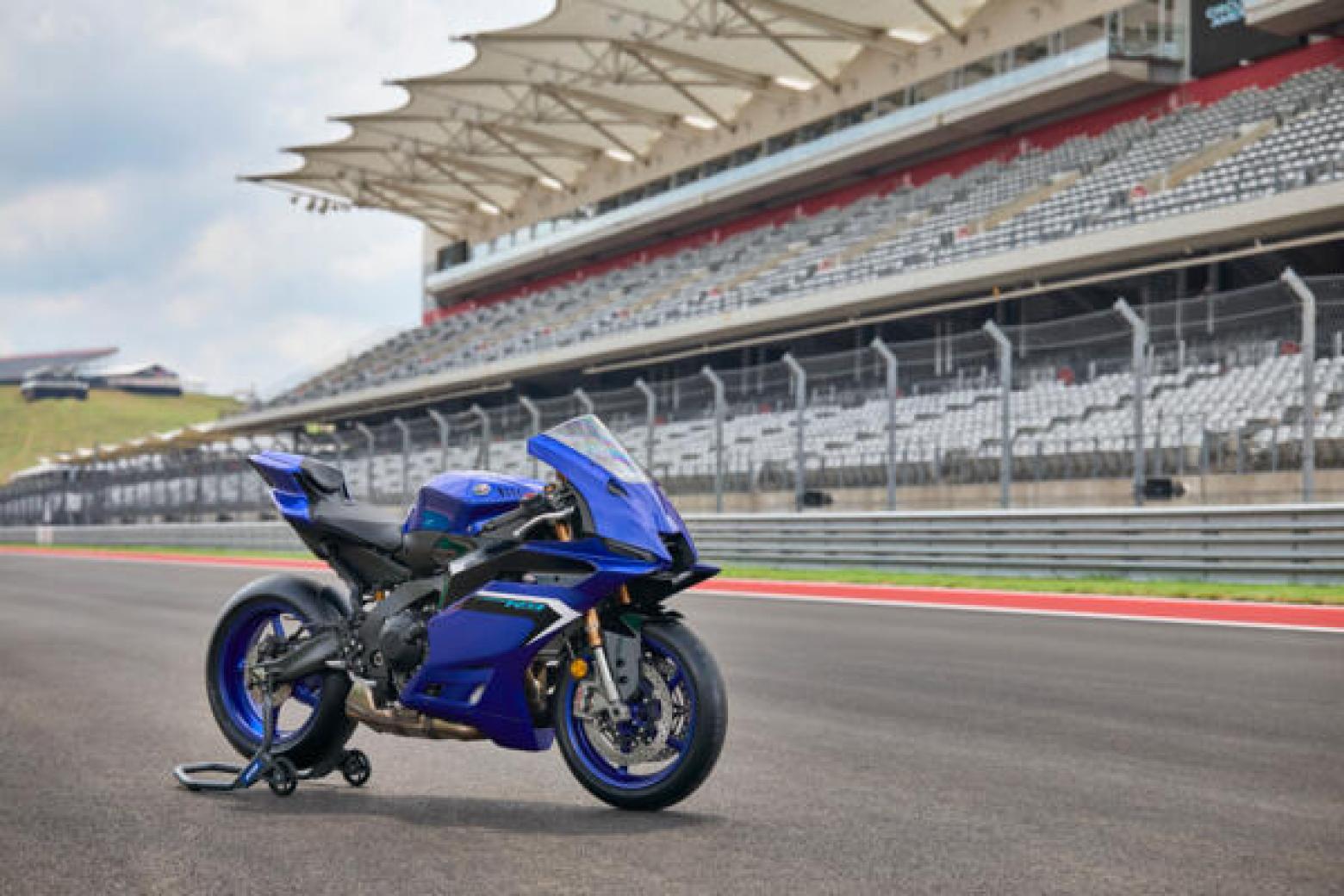 Yamaha R9 Motosiklet Özellikleri : Yamaha R9 119hp Güç, 93nm. Tork, 250km/h Top Speed, 900cc Motor Hacmi,  Fiyat : Henüz Ülkemiz de Fiyatı Belli Değil, , 195kg Ağırlık, Anteriore: Freno idraulico a doppio disco, Ø 320 mm. Posteriore: Freno idraulico a disco singolo, Ø 220 mm Fren, Anteriore: 120/70ZR17M/C (58W) Tubeless Posteriore: 180/55ZR17M/C (73W) Tubeless