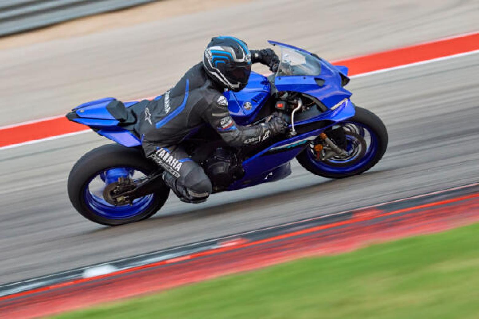 Yamaha R9 Motosiklet Özellikleri : Yamaha R9 119hp Güç, 93nm. Tork, 250km/h Top Speed, 900cc Motor Hacmi,  Fiyat : Henüz Ülkemiz de Fiyatı Belli Değil, , 195kg Ağırlık, Anteriore: Freno idraulico a doppio disco, Ø 320 mm. Posteriore: Freno idraulico a disco singolo, Ø 220 mm Fren, Anteriore: 120/70ZR17M/C (58W) Tubeless Posteriore: 180/55ZR17M/C (73W) Tubeless