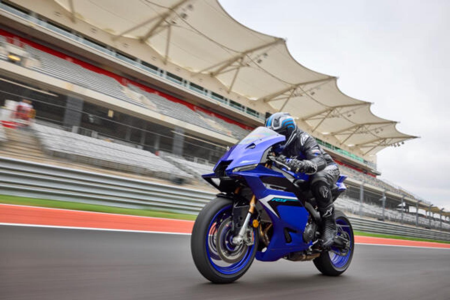 Yamaha R9 Motosiklet Özellikleri : Yamaha R9 119hp Güç, 93nm. Tork, 250km/h Top Speed, 900cc Motor Hacmi,  Fiyat : Henüz Ülkemiz de Fiyatı Belli Değil, , 195kg Ağırlık, Anteriore: Freno idraulico a doppio disco, Ø 320 mm. Posteriore: Freno idraulico a disco singolo, Ø 220 mm Fren, Anteriore: 120/70ZR17M/C (58W) Tubeless Posteriore: 180/55ZR17M/C (73W) Tubeless