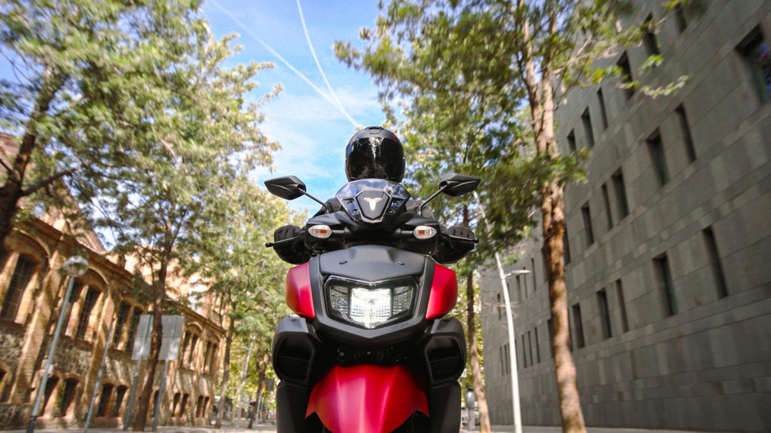 Yamaha RAYZR 125 Motosiklet Özellikleri : Yamaha RAYZR 125 8hp Güç, 9.7nm. Tork, 90km/h Top Speed, 125cc Motor Hacmi,  Fiyat : 99000TL Fiyat, , 99kg Ağırlık, Ön : Hidrolik tek disk Fren Arka :Kampana Fren, Ön : 90/90-12 Arka : 110/90-10 Tubeless