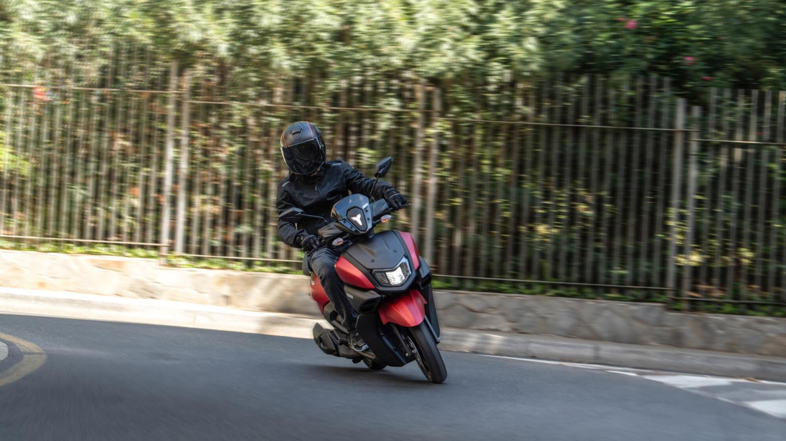 Yamaha RAYZR 125 Motosiklet Özellikleri : Yamaha RAYZR 125 8hp Güç, 9.7nm. Tork, 90km/h Top Speed, 125cc Motor Hacmi,  Fiyat : 99000TL Fiyat, , 99kg Ağırlık, Ön : Hidrolik tek disk Fren Arka :Kampana Fren, Ön : 90/90-12 Arka : 110/90-10 Tubeless
