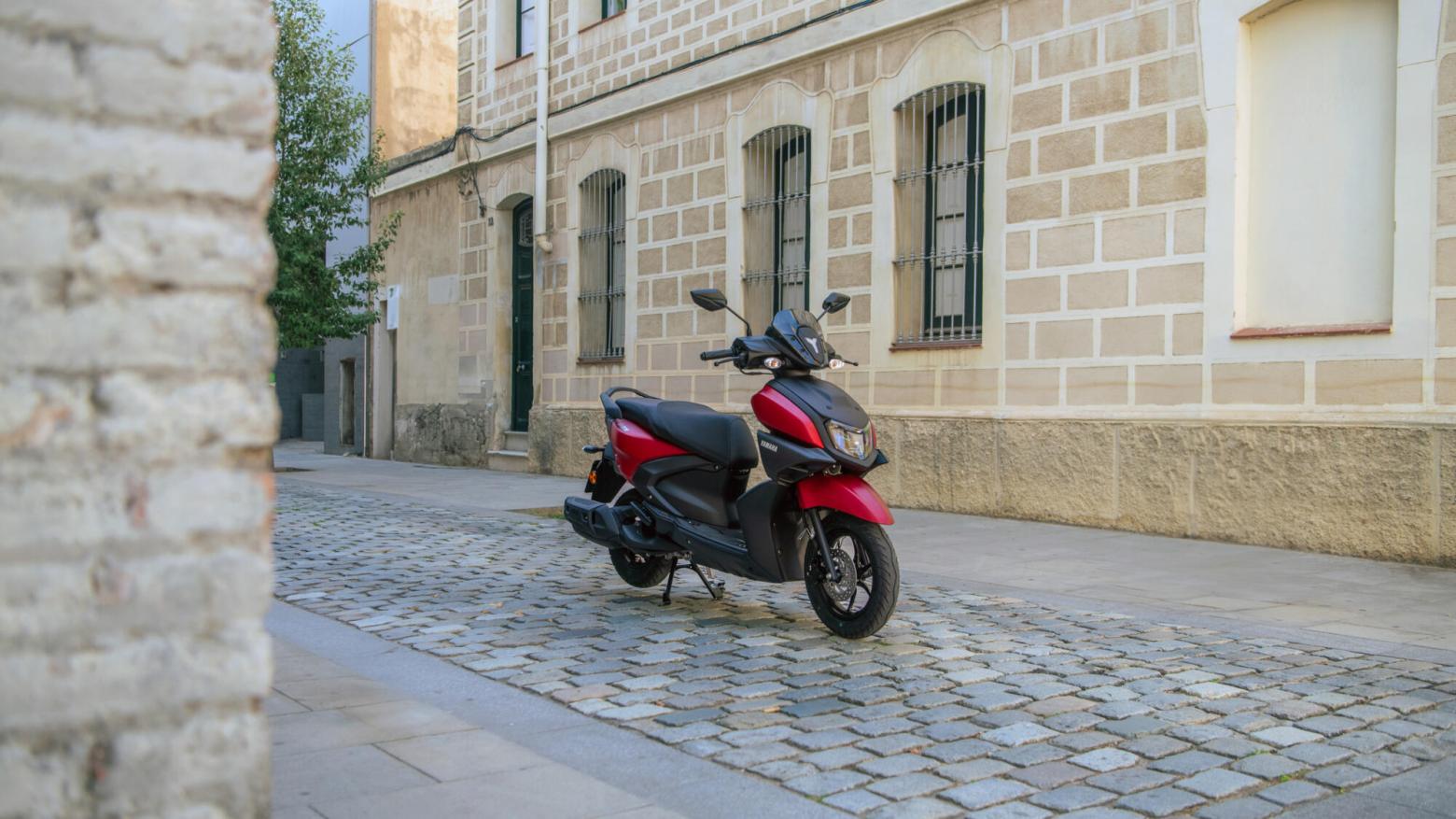 Yamaha RAYZR 125 Motosiklet Özellikleri : Yamaha RAYZR 125 8hp Güç, 9.7nm. Tork, 90km/h Top Speed, 125cc Motor Hacmi,  Fiyat : 99000TL Fiyat, , 99kg Ağırlık, Ön : Hidrolik tek disk Fren Arka :Kampana Fren, Ön : 90/90-12 Arka : 110/90-10 Tubeless