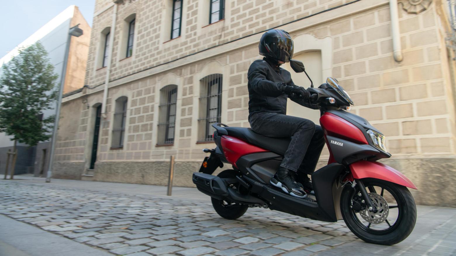 Yamaha RAYZR 125 Motosiklet Özellikleri : Yamaha RAYZR 125 8hp Güç, 9.7nm. Tork, 90km/h Top Speed, 125cc Motor Hacmi,  Fiyat : 99000TL Fiyat, , 99kg Ağırlık, Ön : Hidrolik tek disk Fren Arka :Kampana Fren, Ön : 90/90-12 Arka : 110/90-10 Tubeless