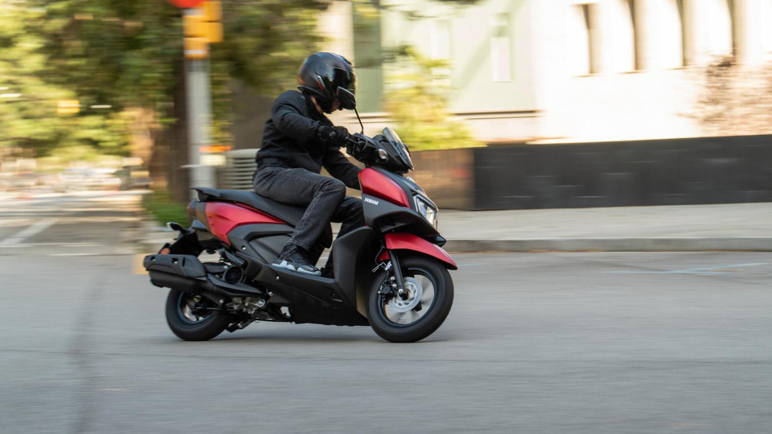 Yamaha RAYZR 125 Motosiklet Özellikleri : Yamaha RAYZR 125 8hp Güç, 9.7nm. Tork, 90km/h Top Speed, 125cc Motor Hacmi,  Fiyat : 99000TL Fiyat, , 99kg Ağırlık, Ön : Hidrolik tek disk Fren Arka :Kampana Fren, Ön : 90/90-12 Arka : 110/90-10 Tubeless