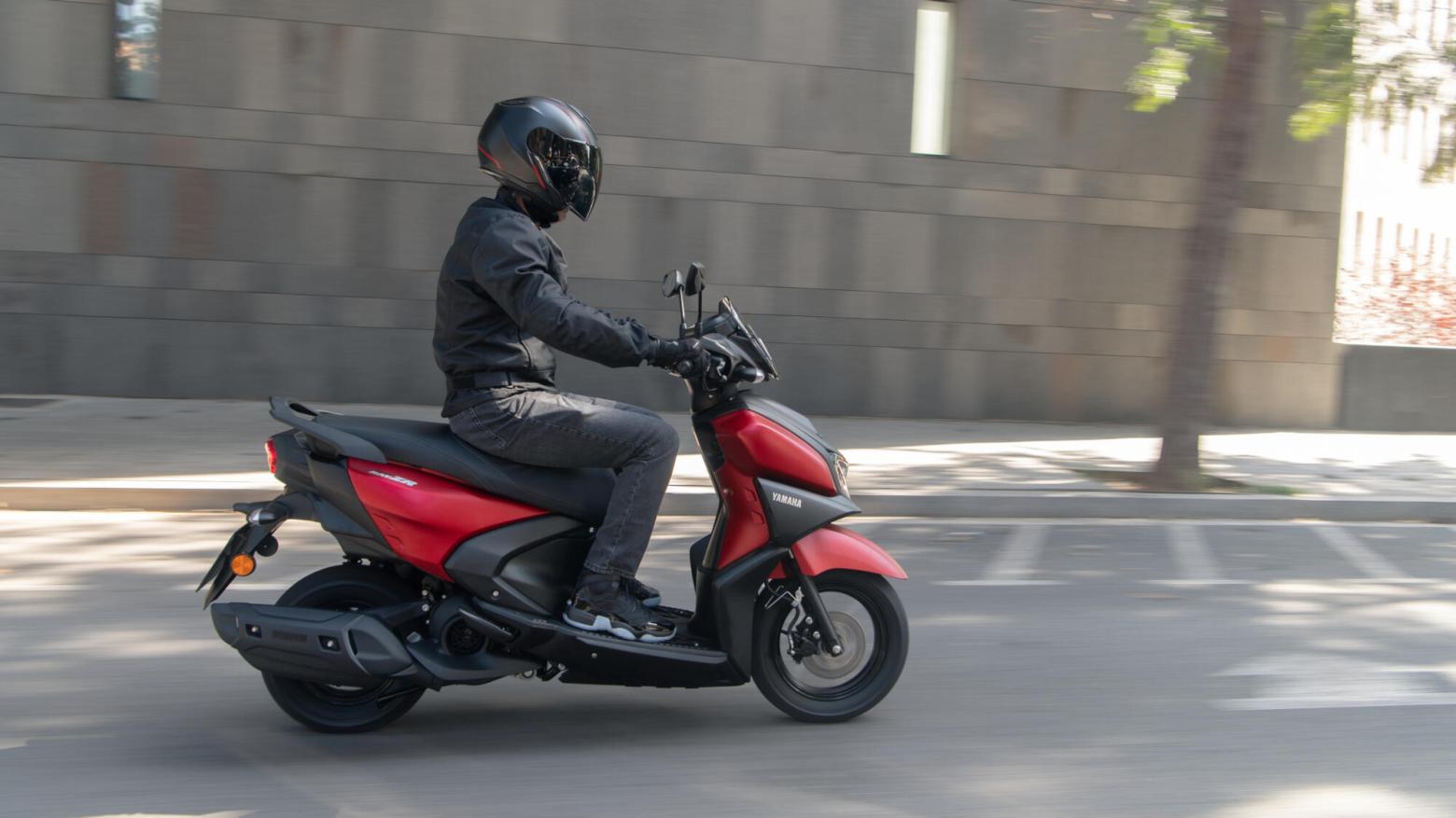Yamaha RAYZR 125 Motosiklet Özellikleri : Yamaha RAYZR 125 8hp Güç, 9.7nm. Tork, 90km/h Top Speed, 125cc Motor Hacmi,  Fiyat : 99000TL Fiyat, , 99kg Ağırlık, Ön : Hidrolik tek disk Fren Arka :Kampana Fren, Ön : 90/90-12 Arka : 110/90-10 Tubeless