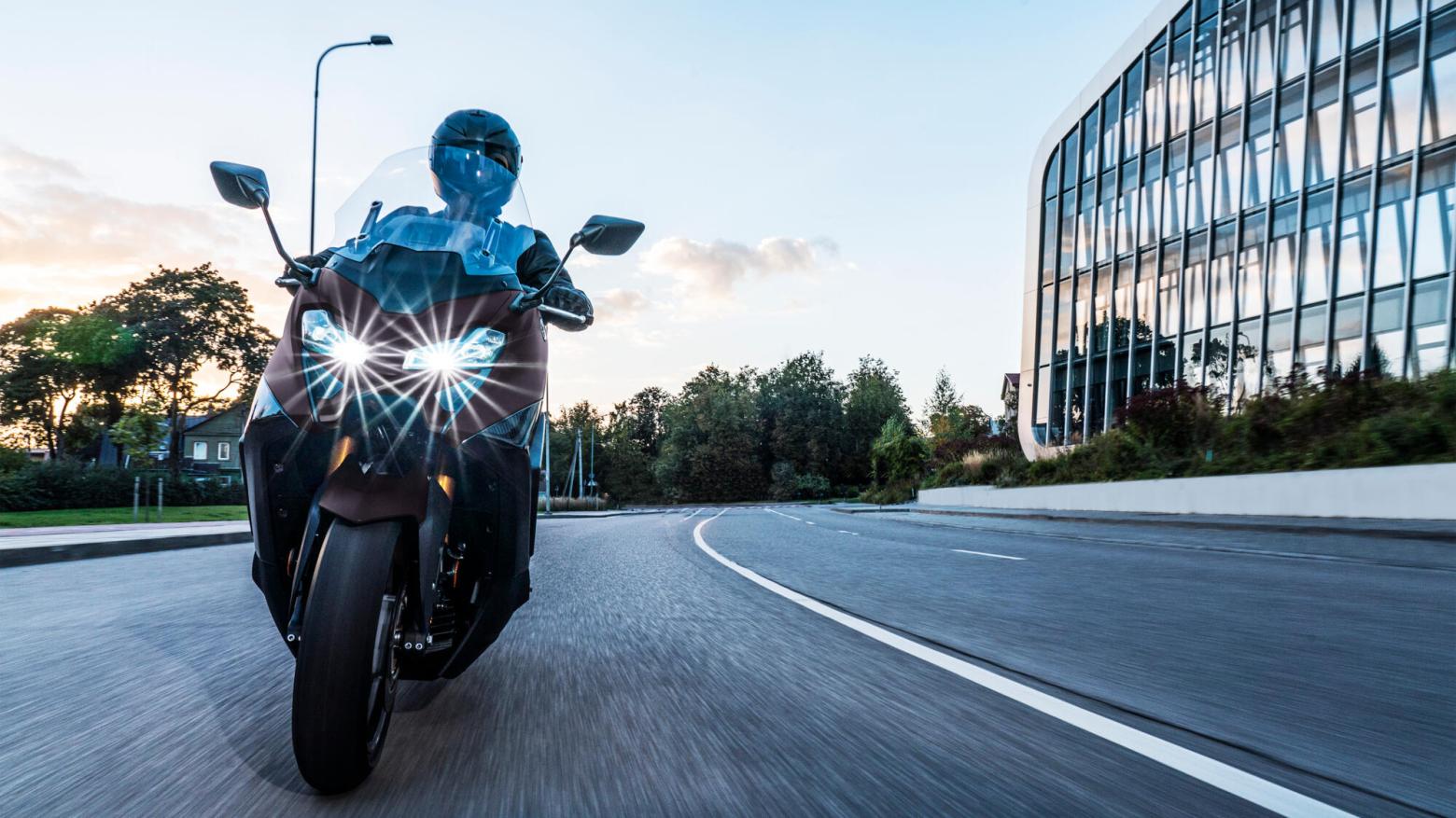 Yamaha TMAX Tech MAX 560 Motosiklet Özellikleri : Yamaha TMAX Tech MAX 560 46.9hp Güç, 55.7nm. Tork, 180km/h Top Speed, 550cc Motor Hacmi,  Fiyat : 792000TL Fiyat, , 220kg Ağırlık, Hidrolik ikili disk freni, Ø 267 mm, Hidrolik tek disk freni, Ø 282 mm Fren, 120/70R15M / C 56H Tubeless, 160/60R15M / C 67H Tubeless