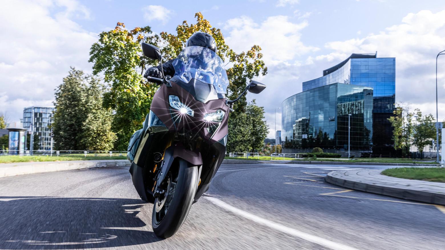 Yamaha TMAX Tech MAX 560 Motosiklet Özellikleri : Yamaha TMAX Tech MAX 560 46.9hp Güç, 55.7nm. Tork, 180km/h Top Speed, 550cc Motor Hacmi,  Fiyat : 792000TL Fiyat, , 220kg Ağırlık, Hidrolik ikili disk freni, Ø 267 mm, Hidrolik tek disk freni, Ø 282 mm Fren, 120/70R15M / C 56H Tubeless, 160/60R15M / C 67H Tubeless