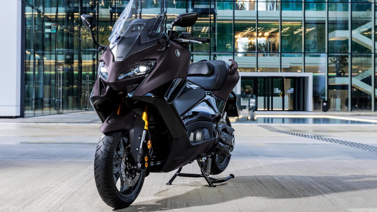 Yamaha TMAX Tech MAX 560 Motosiklet Özellikleri : Yamaha TMAX Tech MAX 560 46.9hp Güç, 55.7nm. Tork, 180km/h Top Speed, 550cc Motor Hacmi,  Fiyat : 792000TL Fiyat, , 220kg Ağırlık, Hidrolik ikili disk freni, Ø 267 mm, Hidrolik tek disk freni, Ø 282 mm Fren, 120/70R15M / C 56H Tubeless, 160/60R15M / C 67H Tubeless