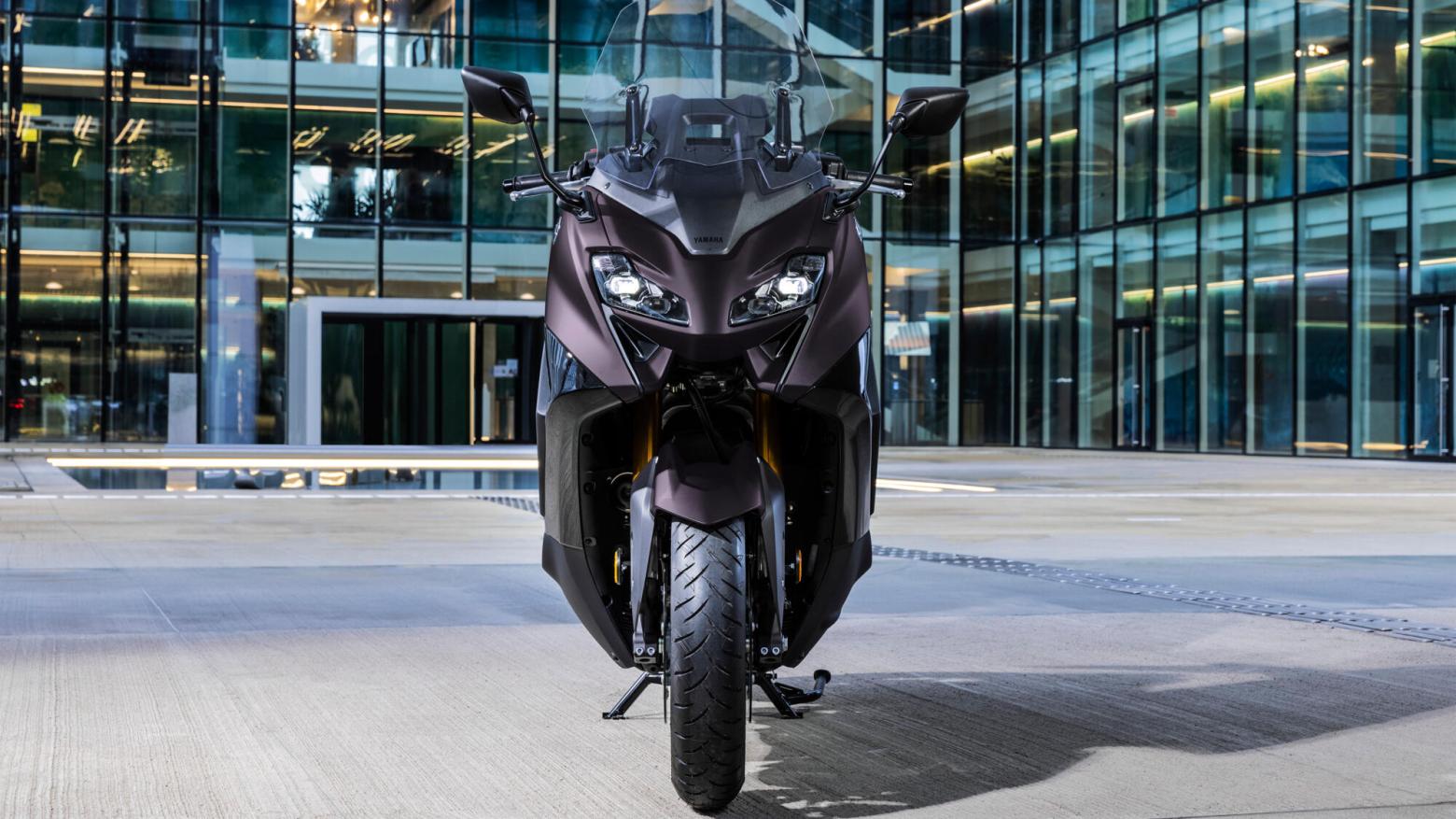 Yamaha TMAX Tech MAX 560 Motosiklet Özellikleri : Yamaha TMAX Tech MAX 560 46.9hp Güç, 55.7nm. Tork, 180km/h Top Speed, 550cc Motor Hacmi,  Fiyat : 792000TL Fiyat, , 220kg Ağırlık, Hidrolik ikili disk freni, Ø 267 mm, Hidrolik tek disk freni, Ø 282 mm Fren, 120/70R15M / C 56H Tubeless, 160/60R15M / C 67H Tubeless