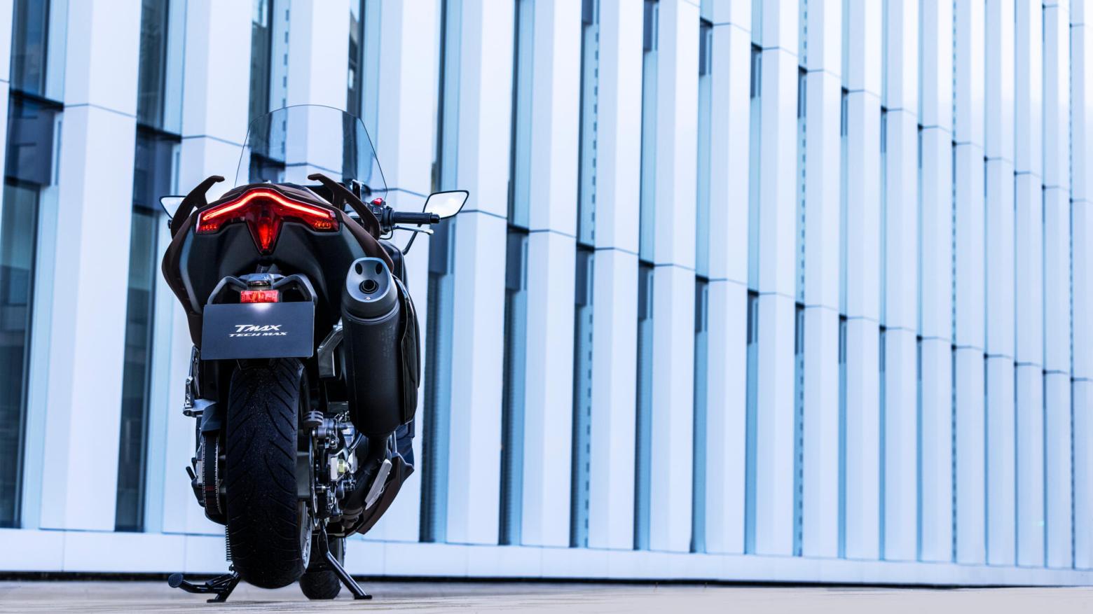 Yamaha TMAX Tech MAX 560 Motosiklet Özellikleri : Yamaha TMAX Tech MAX 560 46.9hp Güç, 55.7nm. Tork, 180km/h Top Speed, 550cc Motor Hacmi,  Fiyat : 792000TL Fiyat, , 220kg Ağırlık, Hidrolik ikili disk freni, Ø 267 mm, Hidrolik tek disk freni, Ø 282 mm Fren, 120/70R15M / C 56H Tubeless, 160/60R15M / C 67H Tubeless