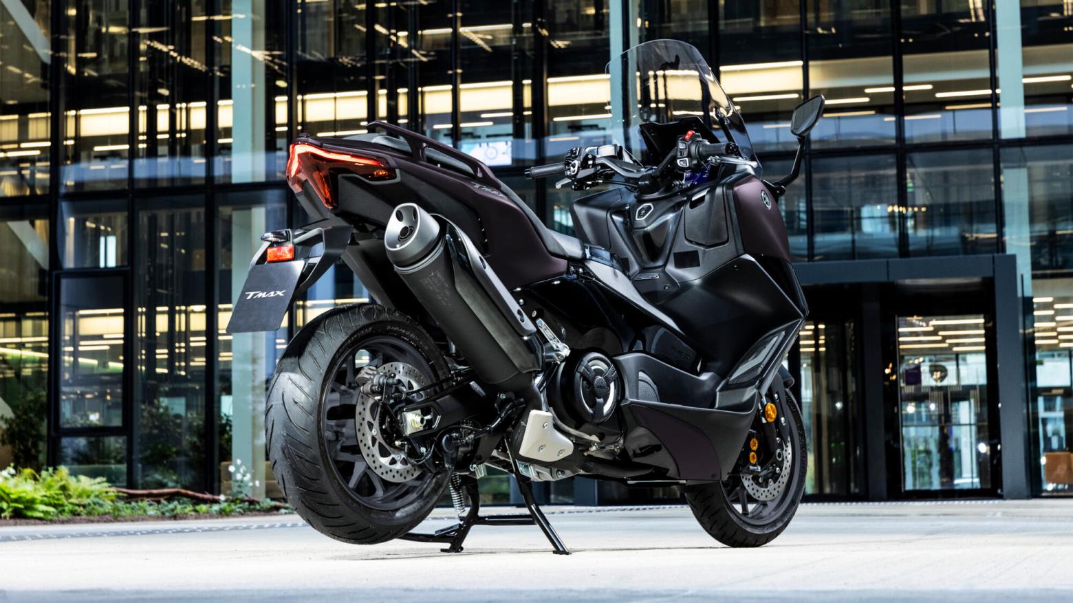 Yamaha TMAX Tech MAX 560 Motosiklet Özellikleri : Yamaha TMAX Tech MAX 560 46.9hp Güç, 55.7nm. Tork, 180km/h Top Speed, 550cc Motor Hacmi,  Fiyat : 792000TL Fiyat, , 220kg Ağırlık, Hidrolik ikili disk freni, Ø 267 mm, Hidrolik tek disk freni, Ø 282 mm Fren, 120/70R15M / C 56H Tubeless, 160/60R15M / C 67H Tubeless