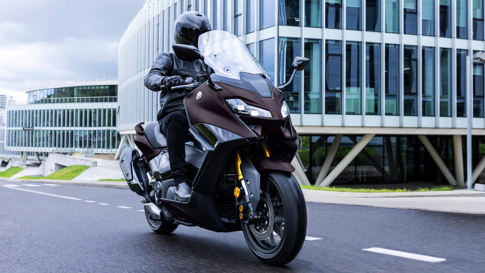 Yamaha TMAX Tech MAX 560 Motosiklet Özellikleri : Yamaha TMAX Tech MAX 560 46.9hp Güç, 55.7nm. Tork, 180km/h Top Speed, 550cc Motor Hacmi,  Fiyat : 792000TL Fiyat, , 220kg Ağırlık, Hidrolik ikili disk freni, Ø 267 mm, Hidrolik tek disk freni, Ø 282 mm Fren, 120/70R15M / C 56H Tubeless, 160/60R15M / C 67H Tubeless