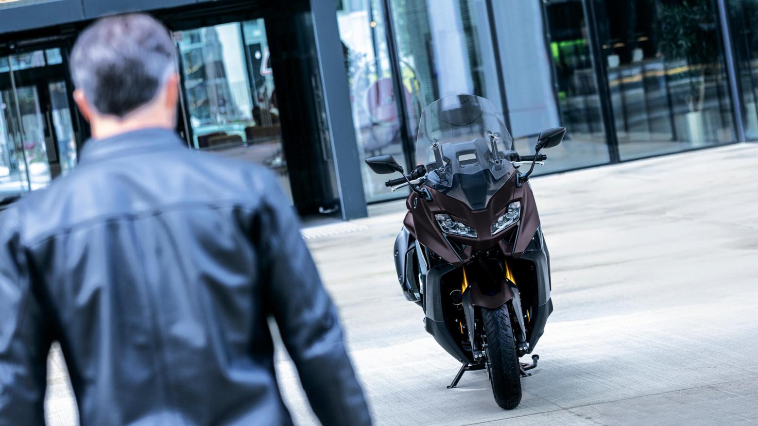 Yamaha TMAX Tech MAX 560 Motosiklet Özellikleri : Yamaha TMAX Tech MAX 560 46.9hp Güç, 55.7nm. Tork, 180km/h Top Speed, 550cc Motor Hacmi,  Fiyat : 792000TL Fiyat, , 220kg Ağırlık, Hidrolik ikili disk freni, Ø 267 mm, Hidrolik tek disk freni, Ø 282 mm Fren, 120/70R15M / C 56H Tubeless, 160/60R15M / C 67H Tubeless