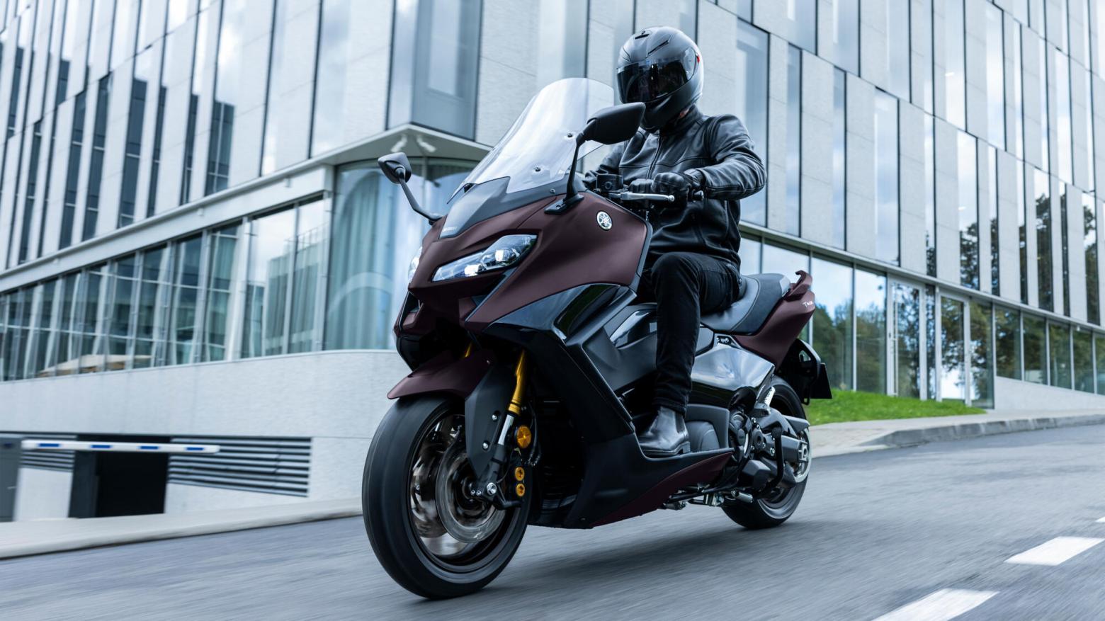 Yamaha TMAX Tech MAX 560 Motosiklet Özellikleri : Yamaha TMAX Tech MAX 560 46.9hp Güç, 55.7nm. Tork, 180km/h Top Speed, 550cc Motor Hacmi,  Fiyat : 792000TL Fiyat, , 220kg Ağırlık, Hidrolik ikili disk freni, Ø 267 mm, Hidrolik tek disk freni, Ø 282 mm Fren, 120/70R15M / C 56H Tubeless, 160/60R15M / C 67H Tubeless