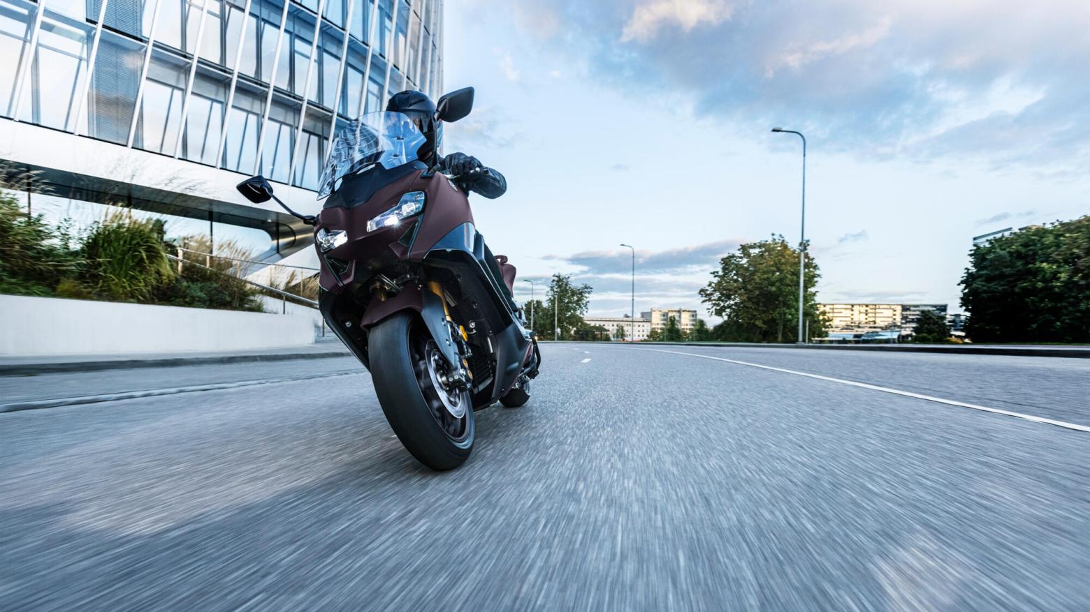 Yamaha TMAX Tech MAX 560 Motosiklet Özellikleri : Yamaha TMAX Tech MAX 560 46.9hp Güç, 55.7nm. Tork, 180km/h Top Speed, 550cc Motor Hacmi,  Fiyat : 792000TL Fiyat, , 220kg Ağırlık, Hidrolik ikili disk freni, Ø 267 mm, Hidrolik tek disk freni, Ø 282 mm Fren, 120/70R15M / C 56H Tubeless, 160/60R15M / C 67H Tubeless