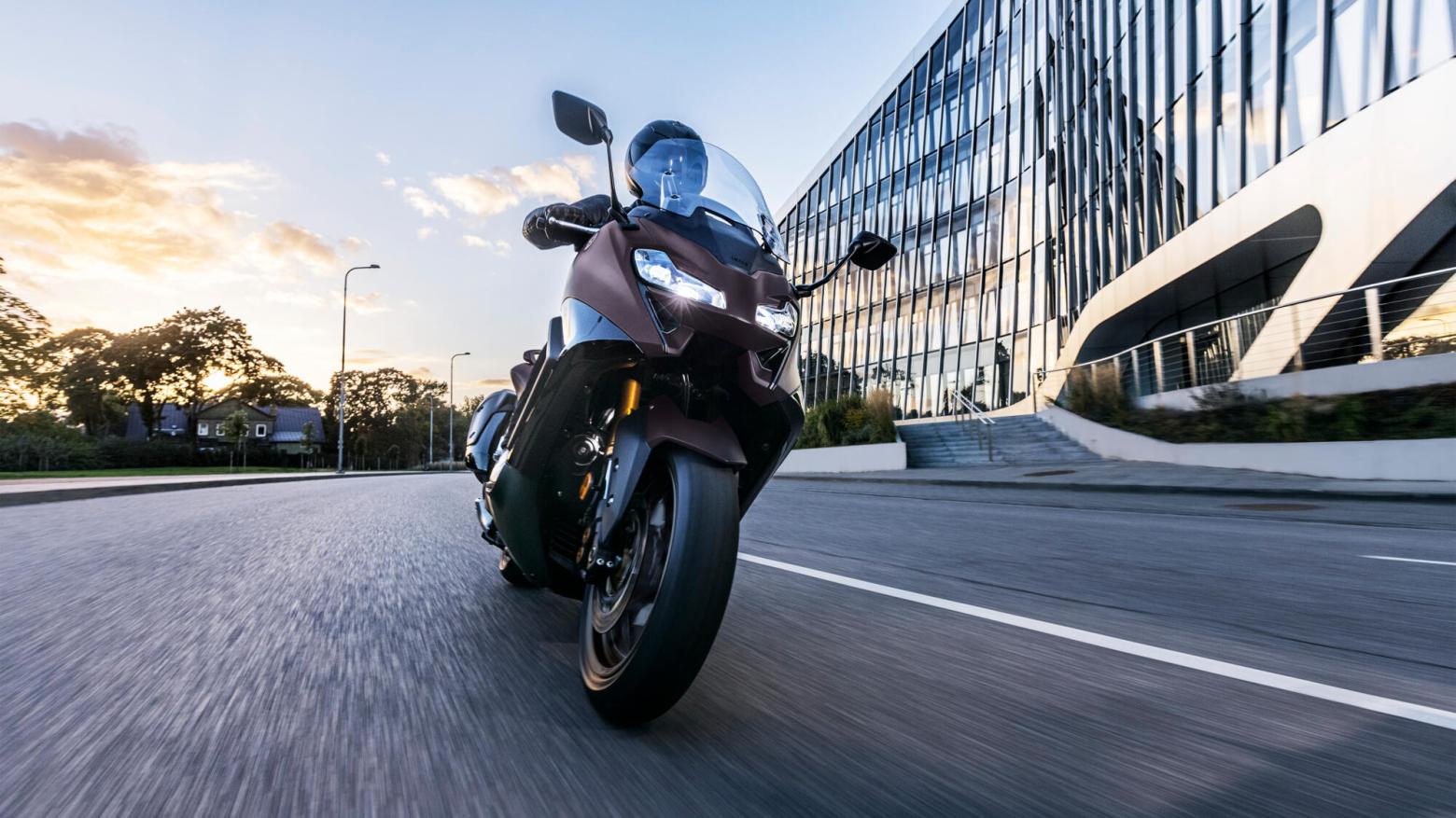 Yamaha TMAX Tech MAX 560 Motosiklet Özellikleri : Yamaha TMAX Tech MAX 560 46.9hp Güç, 55.7nm. Tork, 180km/h Top Speed, 550cc Motor Hacmi,  Fiyat : 792000TL Fiyat, , 220kg Ağırlık, Hidrolik ikili disk freni, Ø 267 mm, Hidrolik tek disk freni, Ø 282 mm Fren, 120/70R15M / C 56H Tubeless, 160/60R15M / C 67H Tubeless