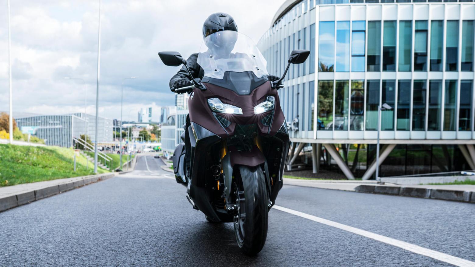 Yamaha TMAX Tech MAX 560 Motosiklet Özellikleri : Yamaha TMAX Tech MAX 560 46.9hp Güç, 55.7nm. Tork, 180km/h Top Speed, 550cc Motor Hacmi,  Fiyat : 792000TL Fiyat, , 220kg Ağırlık, Hidrolik ikili disk freni, Ø 267 mm, Hidrolik tek disk freni, Ø 282 mm Fren, 120/70R15M / C 56H Tubeless, 160/60R15M / C 67H Tubeless