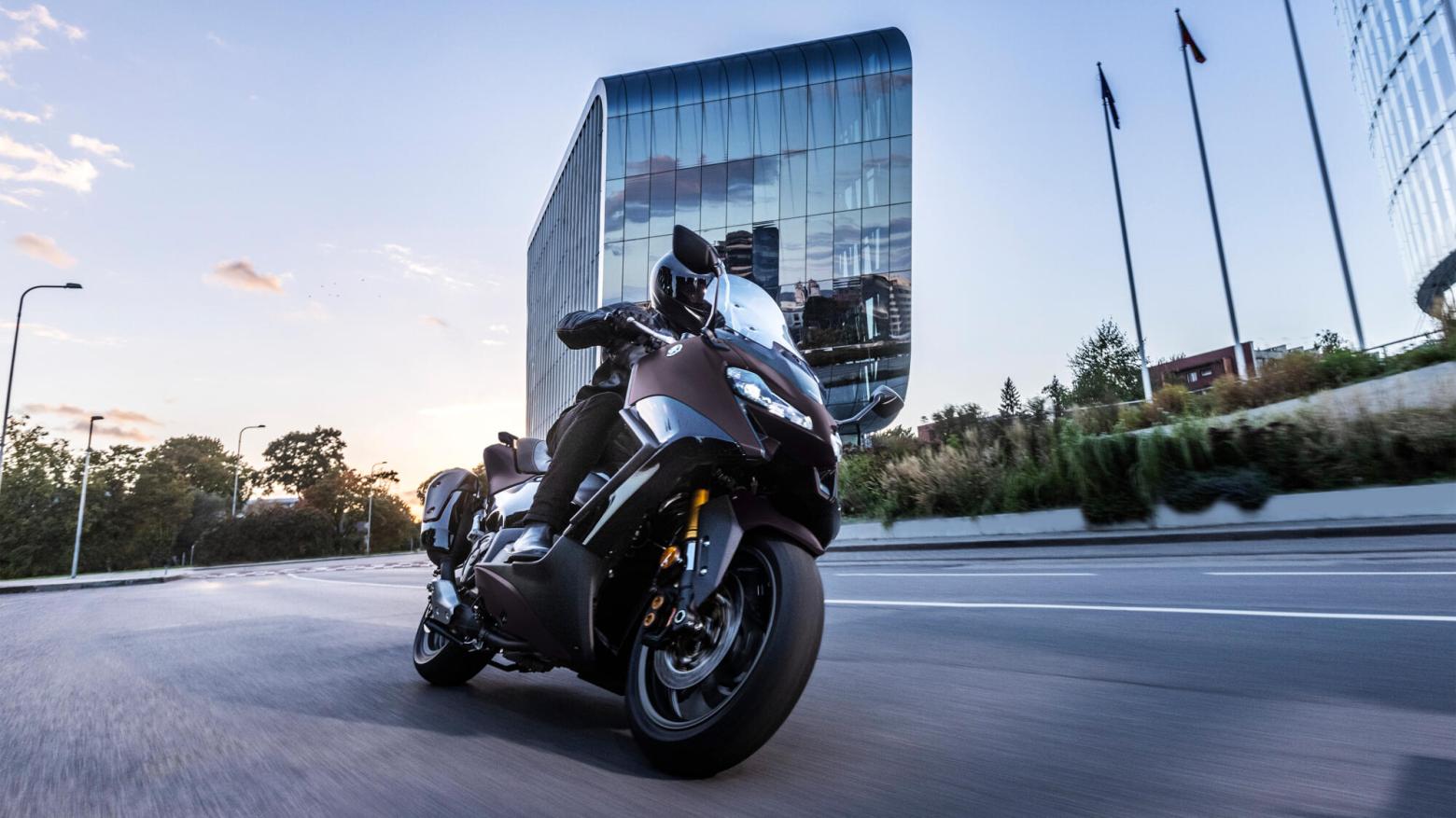 Yamaha TMAX Tech MAX 560 Motosiklet Özellikleri : Yamaha TMAX Tech MAX 560 46.9hp Güç, 55.7nm. Tork, 180km/h Top Speed, 550cc Motor Hacmi,  Fiyat : 792000TL Fiyat, , 220kg Ağırlık, Hidrolik ikili disk freni, Ø 267 mm, Hidrolik tek disk freni, Ø 282 mm Fren, 120/70R15M / C 56H Tubeless, 160/60R15M / C 67H Tubeless