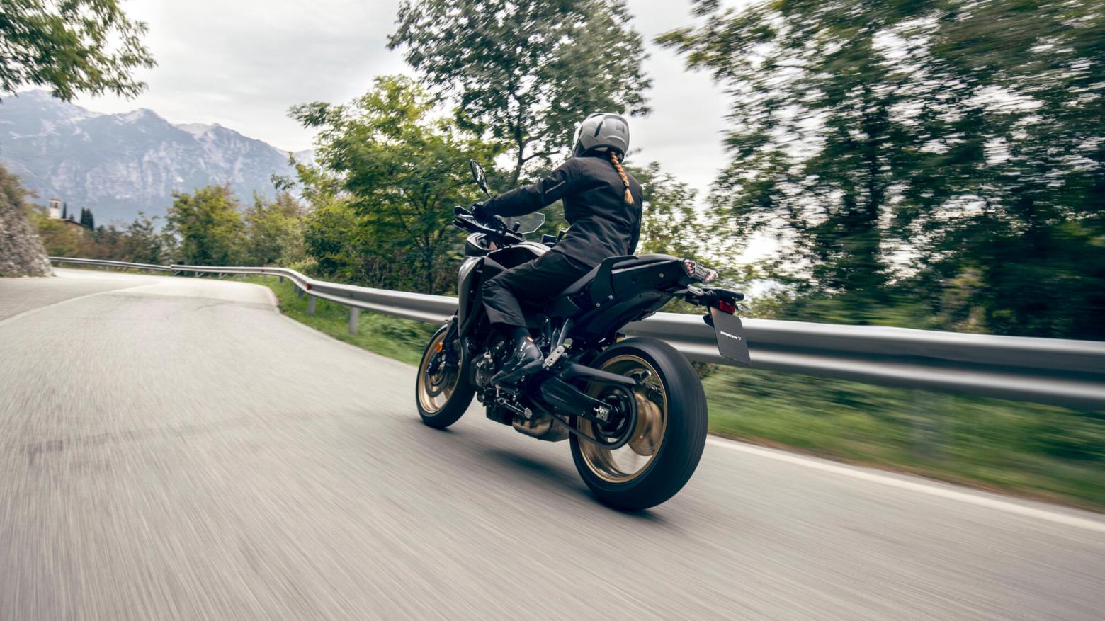 Yamaha TRACER 7 Motosiklet Özellikleri : Yamaha TRACER 7 72.4hp Güç, 67nm. Tork, 220km/h Top Speed, 700cc Motor Hacmi,  Fiyat : 487000TL Fiyat, , 197kg Ağırlık, Ön: Hidrolik çift disk, Ø 298 mm Arka Hidrolik tek disk, Ø 245 mm Fren, 120/70 ZR 17 M/C (58 W), 180/55 R 17 M/C (73 W)