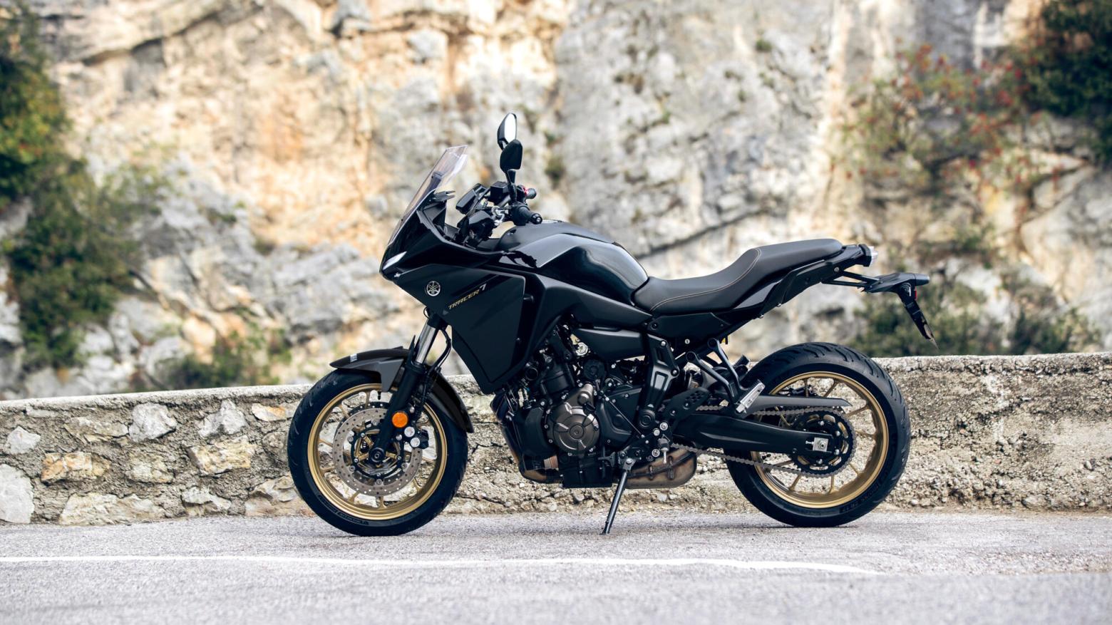 Yamaha TRACER 7 Motosiklet Özellikleri : Yamaha TRACER 7 72.4hp Güç, 67nm. Tork, 220km/h Top Speed, 700cc Motor Hacmi,  Fiyat : 487000TL Fiyat, , 197kg Ağırlık, Ön: Hidrolik çift disk, Ø 298 mm Arka Hidrolik tek disk, Ø 245 mm Fren, 120/70 ZR 17 M/C (58 W), 180/55 R 17 M/C (73 W)